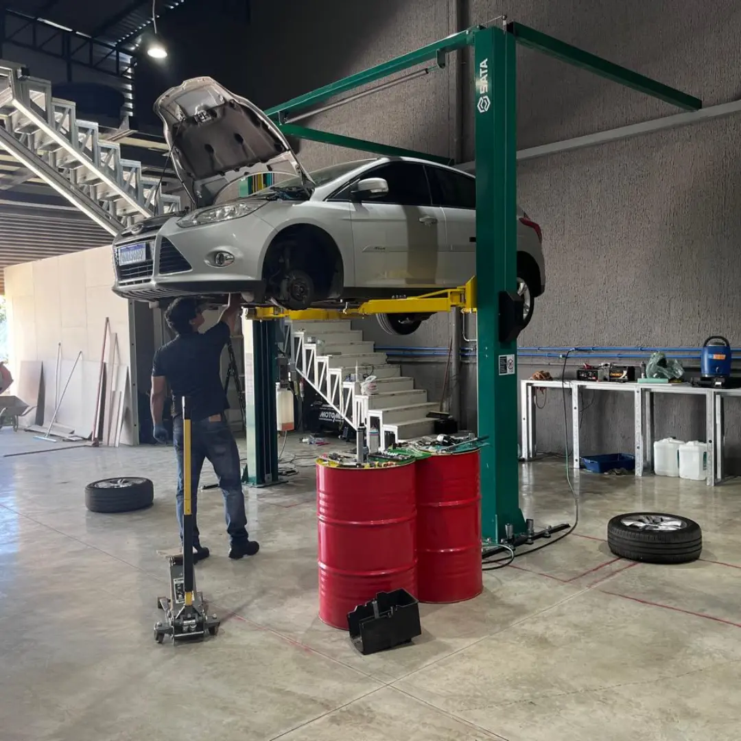 Veículo no elevador durante manutenção na oficina Elite Torque